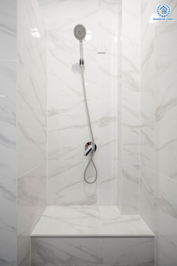 บ้านมือสองตกแต่งใหม่ โครงการ เพอร์เฟคมาสเตอร์พีซ รัตนาธิเบศร์ หลังใหญ่กว่า 91.4 ตร.ว. ฟังก์ชัน 3 ห้องนอน 5 ห้องน้ำ 1 ห้องแม่บ้าน จอดรถได้ 2 คัน พร้อมบรรยากาศโครงการสุด Luxury บนทำเลเชื่อมต่อทุกการเดินทาง ใกล้รถไฟฟ้าสายสีม่วง "สถานีไทรม้า" และจุดขึ้นทางด่วน "งามวงศ์วาน"